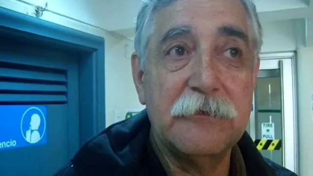 Retrato del escritor Jaime Casas junto a la puerta de un ascensor