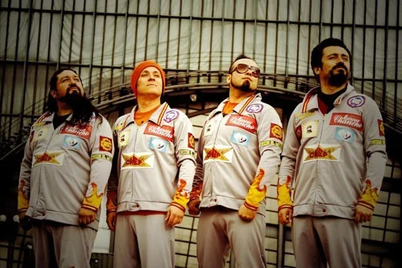 Los cuatro integrantes de Chancho en Piedra posando con uniformes a juego