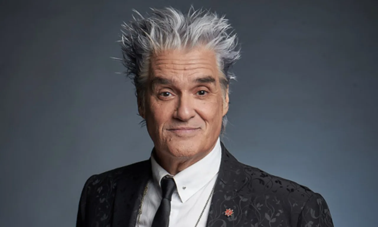 Retrato de Roberto Pettinato con traje oscuro y camisa blanca
