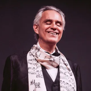 Retrato de Andrea Bocelli sonriendo con los ojos cerrados