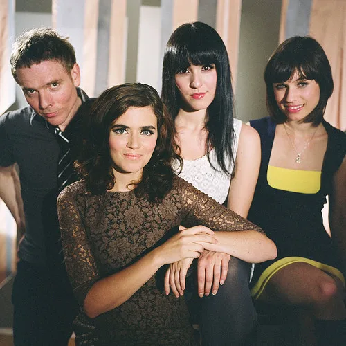 Los cuatro integrantes de God Help The Girl posando juntos
