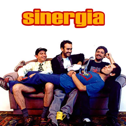 Los integrantes de Sinergia posando sentados sobre un sillón