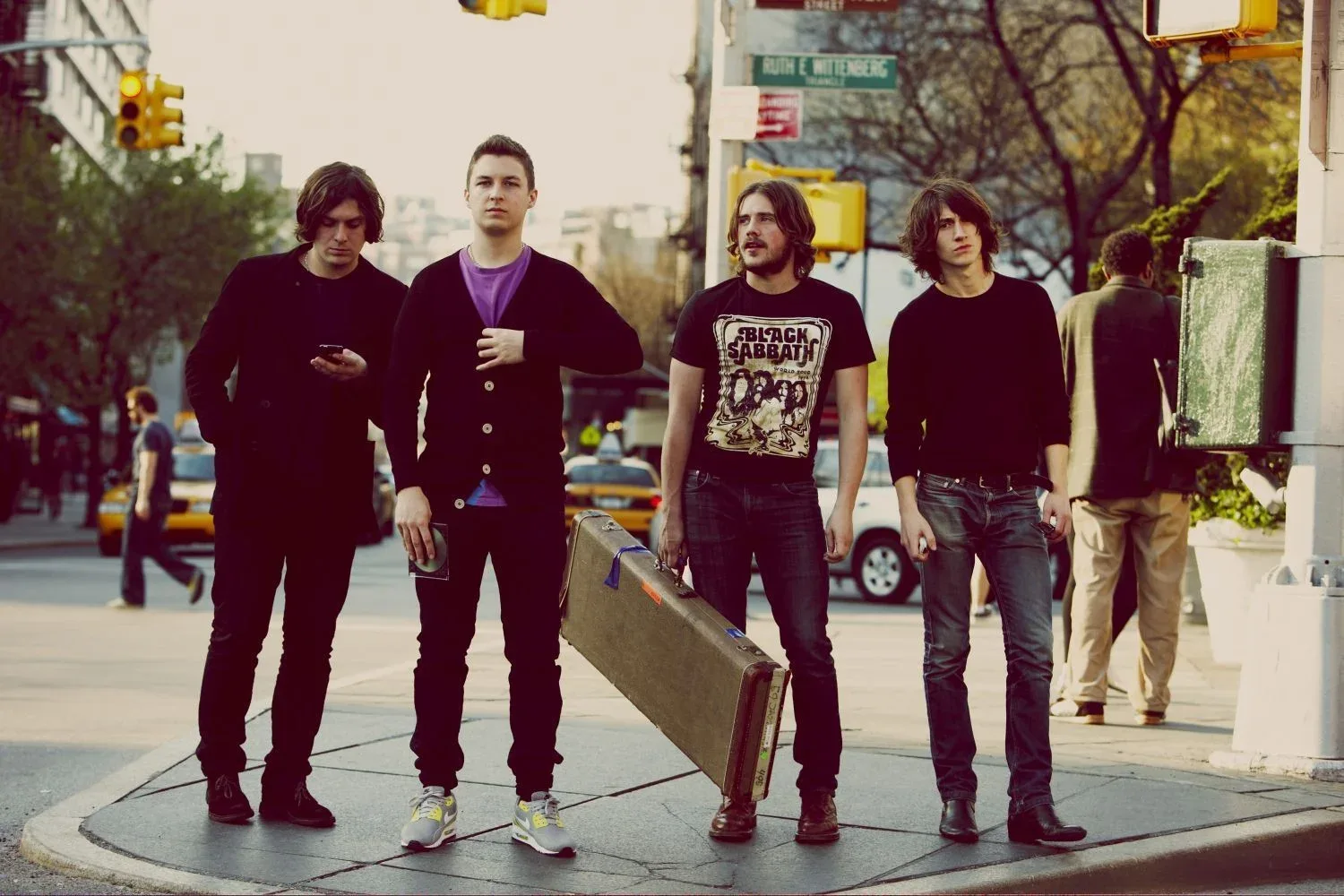 Los cuatro integrantes de Arctic Monkeys de pie en una esquina de Nueva York