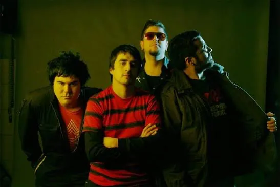 Los Cosmoparlantez tocando en vivo