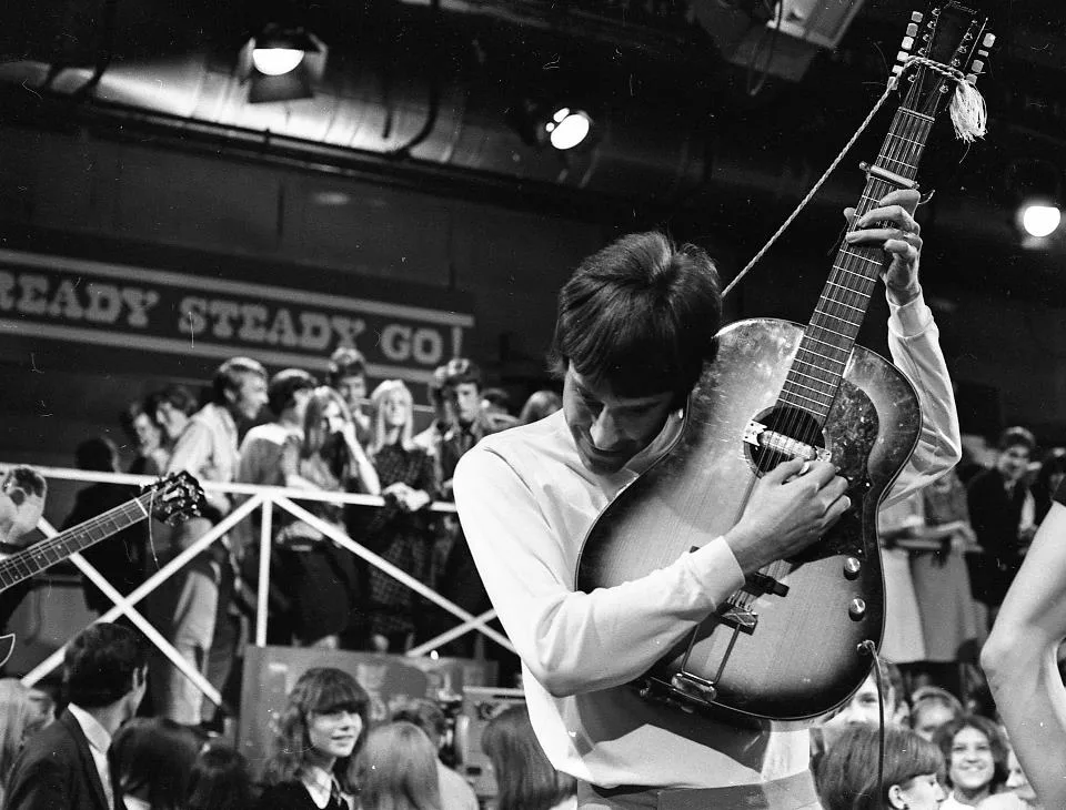 Retrato de Ray Davies con una guitarra acústica