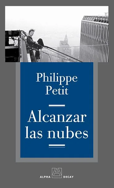 Portada del libro 'Alcanzar las nubes', de Philippe Petit (Alpha Decay), con una foto en blanco y negro del funambulista sentado sobre el cable entre las Torres Gemelas