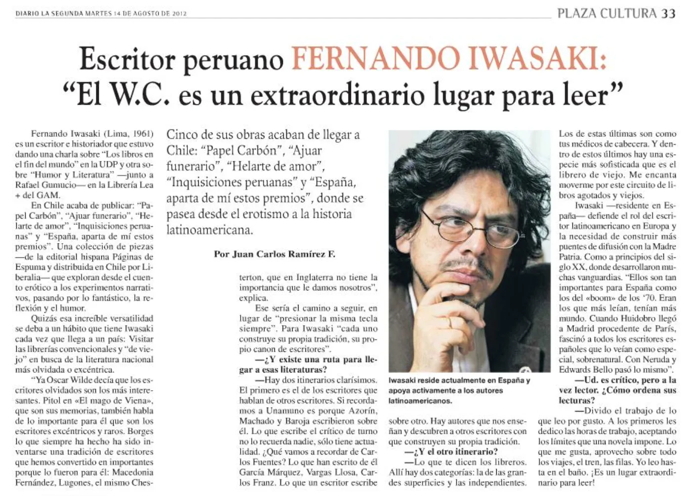 Recorte de Plaza Cultura, del diario La Segunda, con el titular 'Escritor peruano Fernando Iwasaki: El W.C. es un extraordinario lugar para leer' y un retrato del escritor con la mano en el mentón