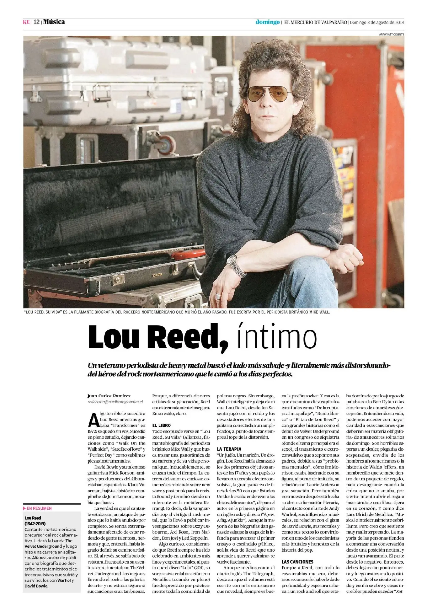 Página del suplemento KU, El Mercurio de Valparaíso, con el titular 'Lou Reed, íntimo' y una foto del músico sentado sobre un case de gira, con anteojos oscuros