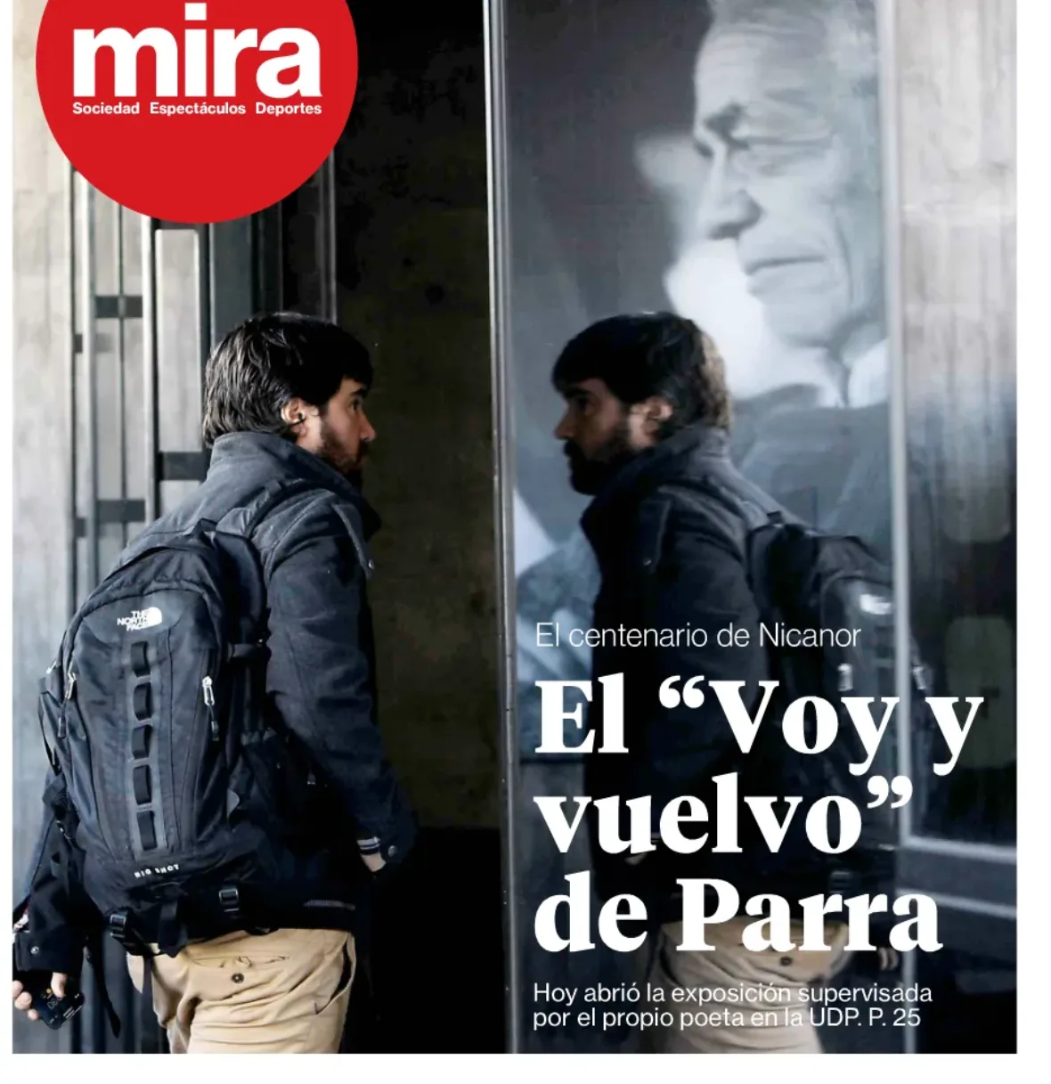 Portada de la sección mira de La Segunda: un hombre observa un gran retrato en blanco y negro de Nicanor Parra reflejado en un cristal, con el titular 'El Voy y vuelvo de Parra'