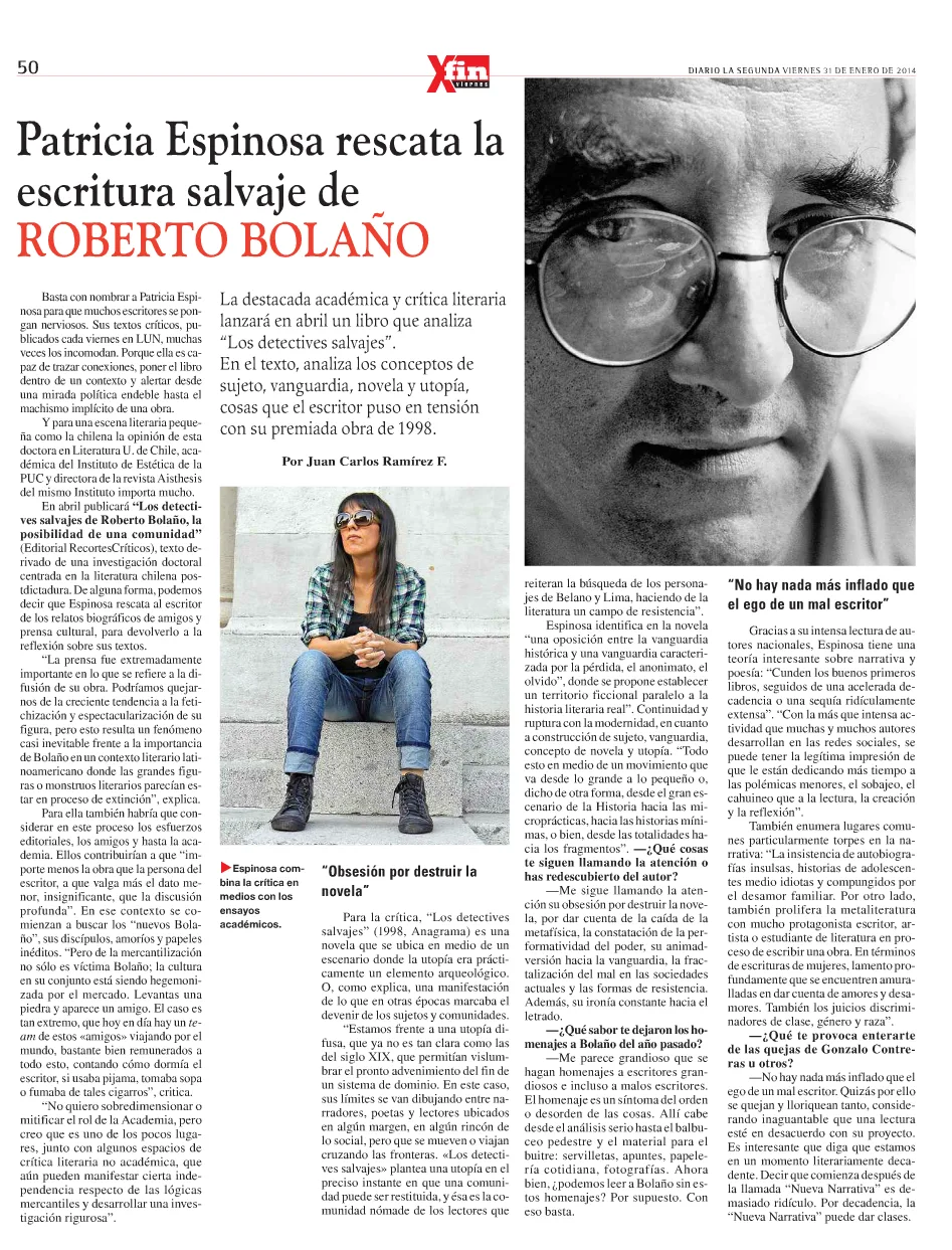 Página del diario La Segunda con el titular 'Patricia Espinosa rescata la escritura salvaje de Roberto Bolaño', un retrato de la crítica sentada en una escalera y otro de un hombre de anteojos