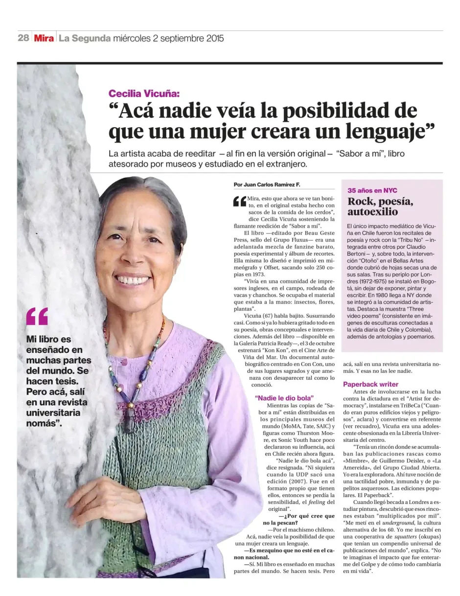 Página de la sección Mira de La Segunda con un retrato de Cecilia Vicuña sonriendo junto a una escultura de fibras blancas y el titular 'Acá nadie veía la posibilidad de que una mujer creara un lenguaje'