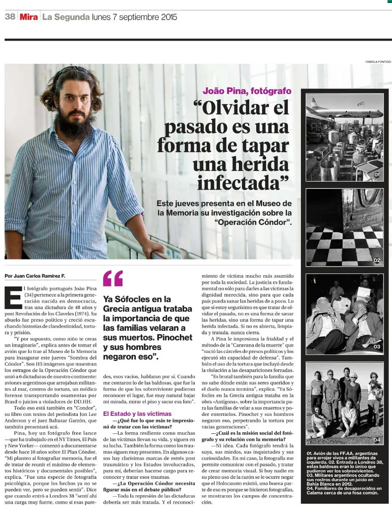 Página de la sección Mira de La Segunda con un retrato del fotógrafo João Pina apoyado en una baranda y el titular 'Olvidar el pasado es una forma de tapar una herida infectada'; a un costado, cuatro fotos de su trabajo sobre la Operación Cóndor